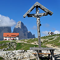 Crucifix and the Rifugio Antonio Locatelli in front of the Tre Cime di Lavaredo / Drei Zinnen, Dolomites, Italy